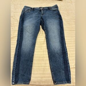 Reitmans blue jeans size 36. Classic 5 button style. Mixed dark/light wash